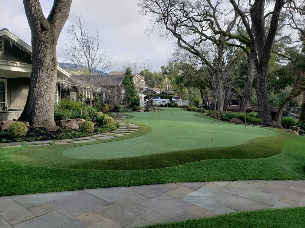 Synthetic backyard putting green installers